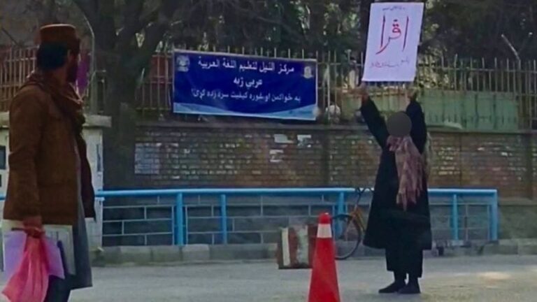 Mujer afgana defiende su derecho al estudio universitario