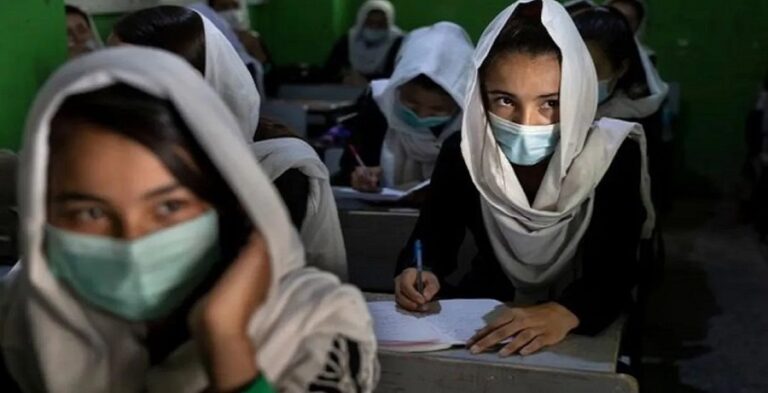 Envenenaron a cientos de colegialas en Irán